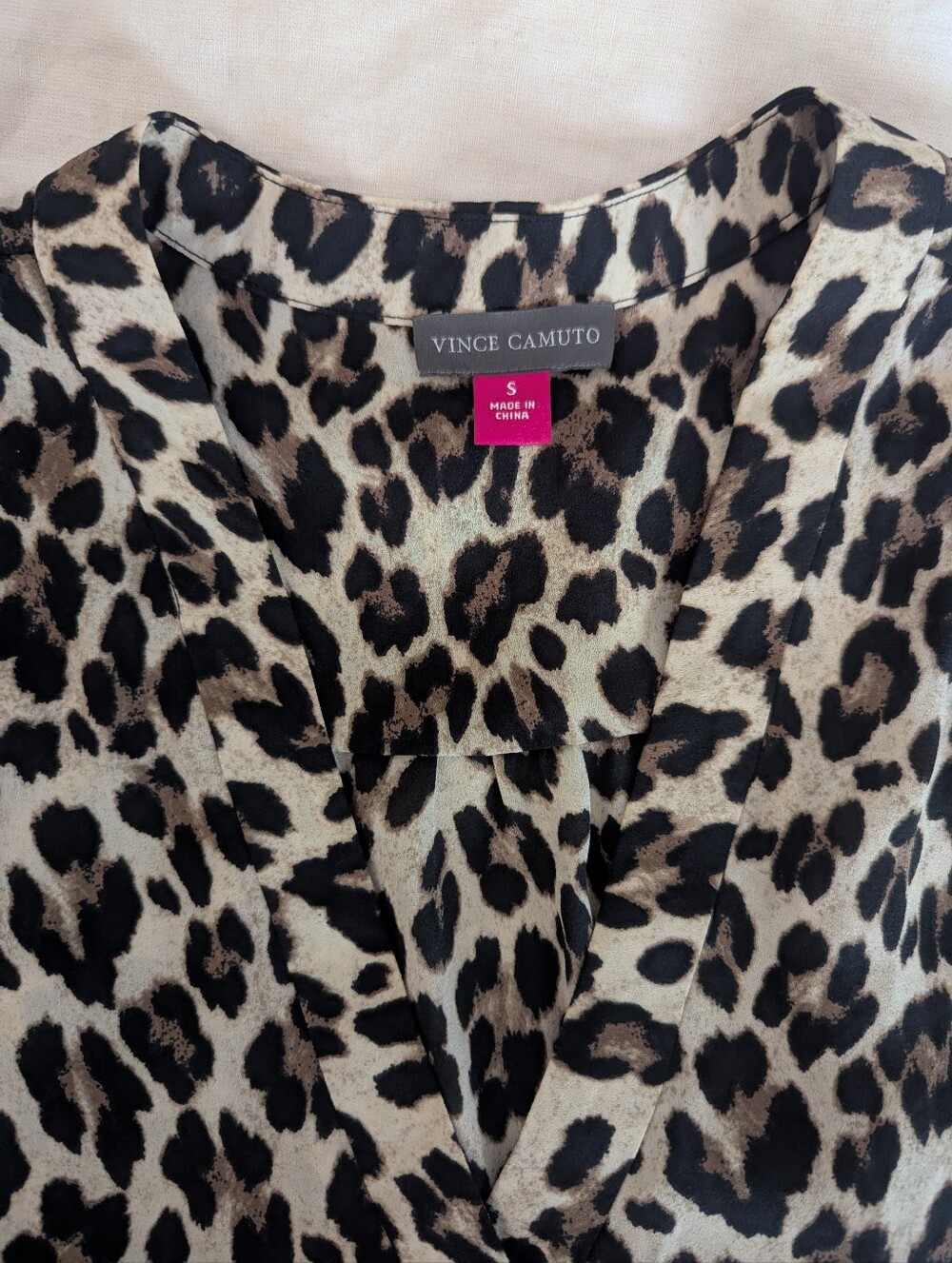 Vince Camuto Leopard Print V-Neck Blouse Top Small Like New